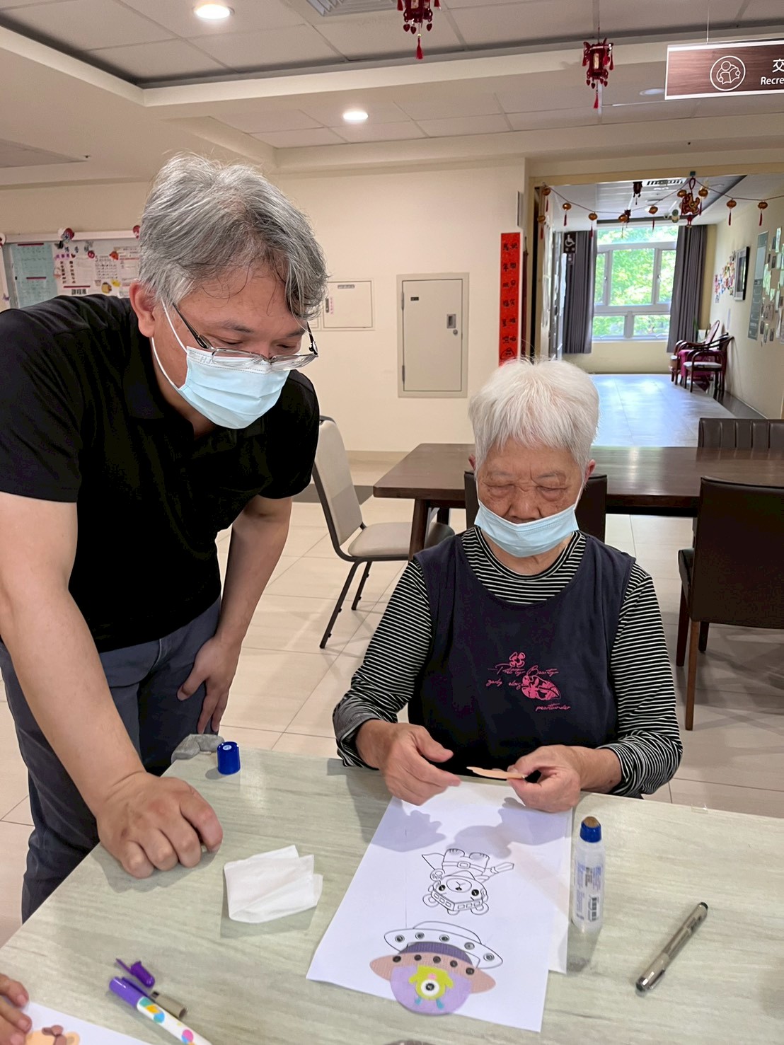 蘭陽仁愛之家禪繞畫課 安養中心長者從頭到尾都充滿笑聲 蘭陽仁愛之家禪繞畫課 安養中心長者從頭到尾都充滿笑聲