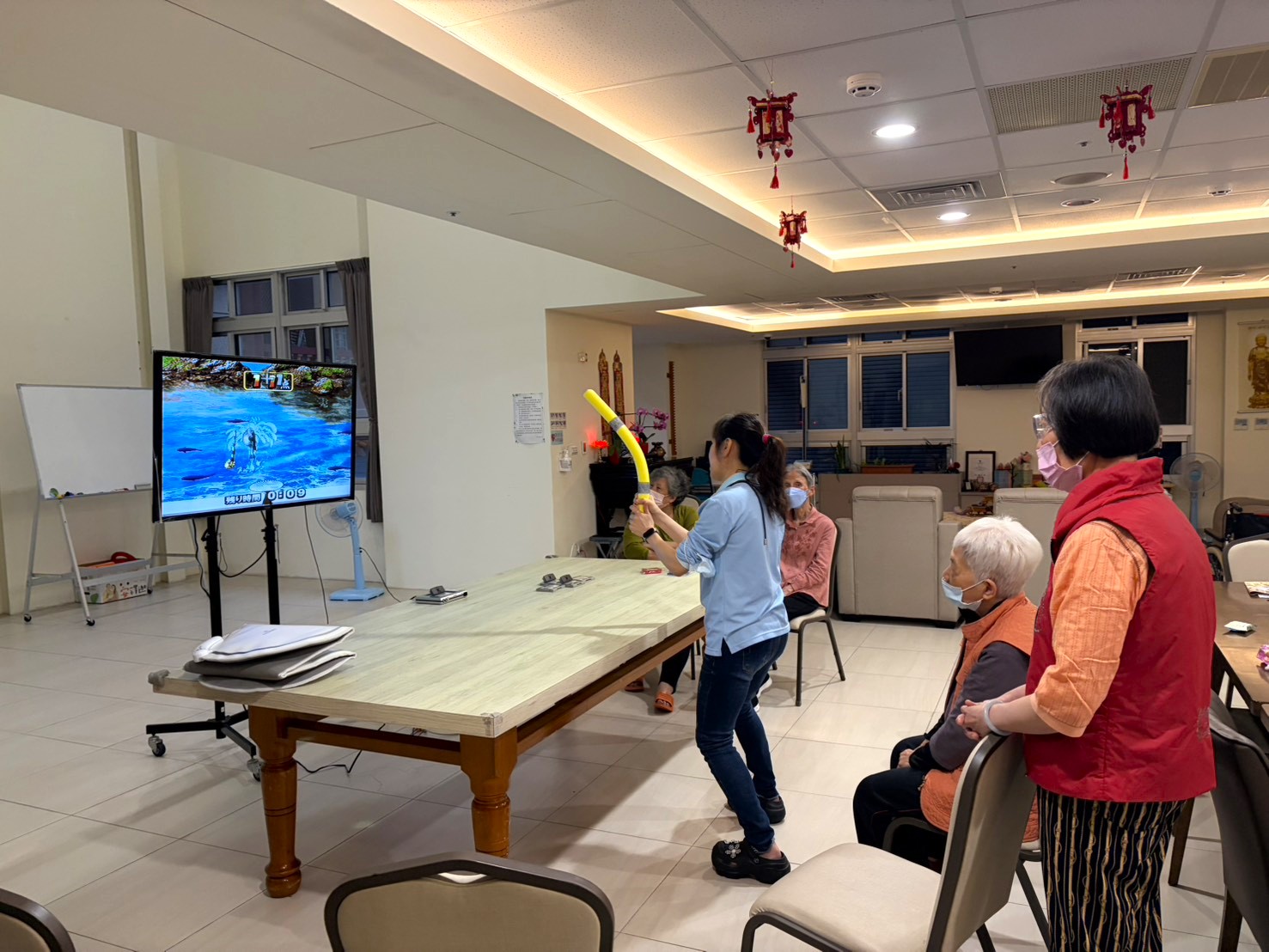 蘭陽仁愛之家安養中心長者們一起玩互動遊戲機　在歡樂中學習