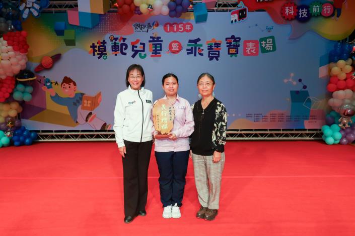 715位模範兒童齊受表揚 雲林展現品德與學力並進成果 謝淑亞副縣長也特別頒發義行楷模 表彰北港巨人高中吳姍霓同學為善最樂的利他精神