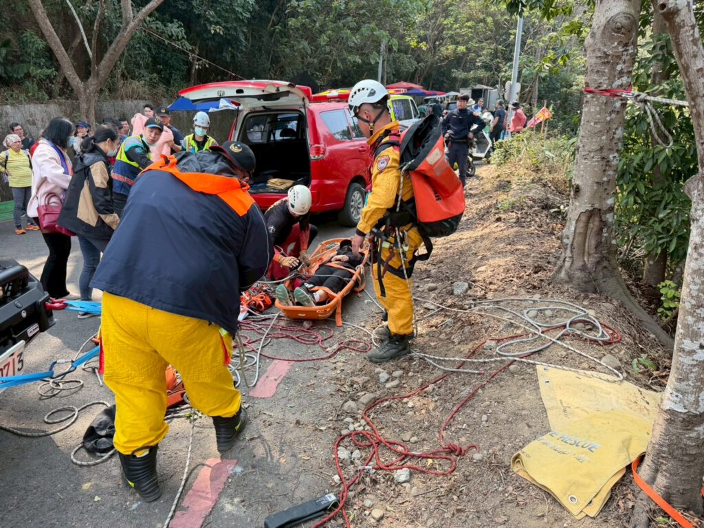 警眼如炬!少女藤山步道滑落山坡 員警火速搜救成功救回 警眼如炬!少女藤山步道滑落山坡 員警火速搜救成功救回