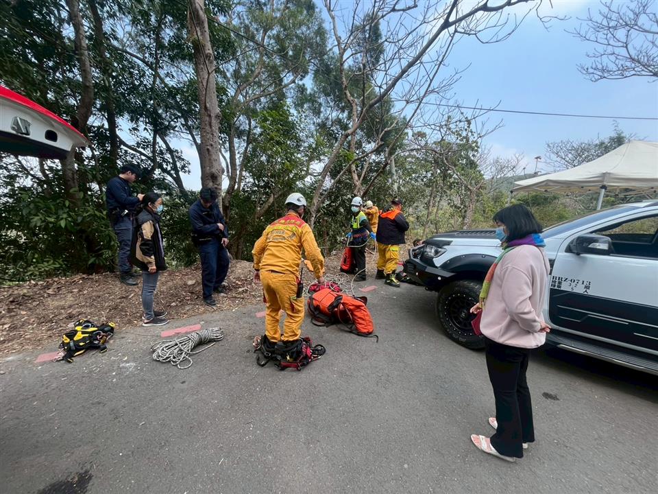 警眼如炬！少女藤山步道滑落山坡　員警火速搜救成功救回