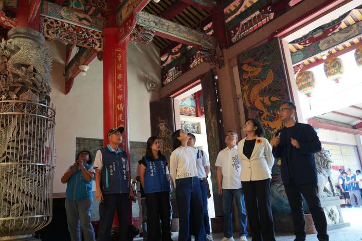 章寶宮修復工程動工 守護國寶級彩繪文化資產 縣長張麗善實地聽取廟內重要文物與修復簡介。