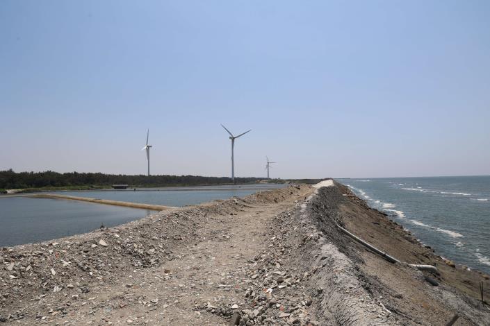 三條崙事業性海堤因老舊破損，為守護鄉親生命財產安全 雲林縣政府將投入986萬元辦理改善，透過系統性復建作業，強化海岸結構穩定性