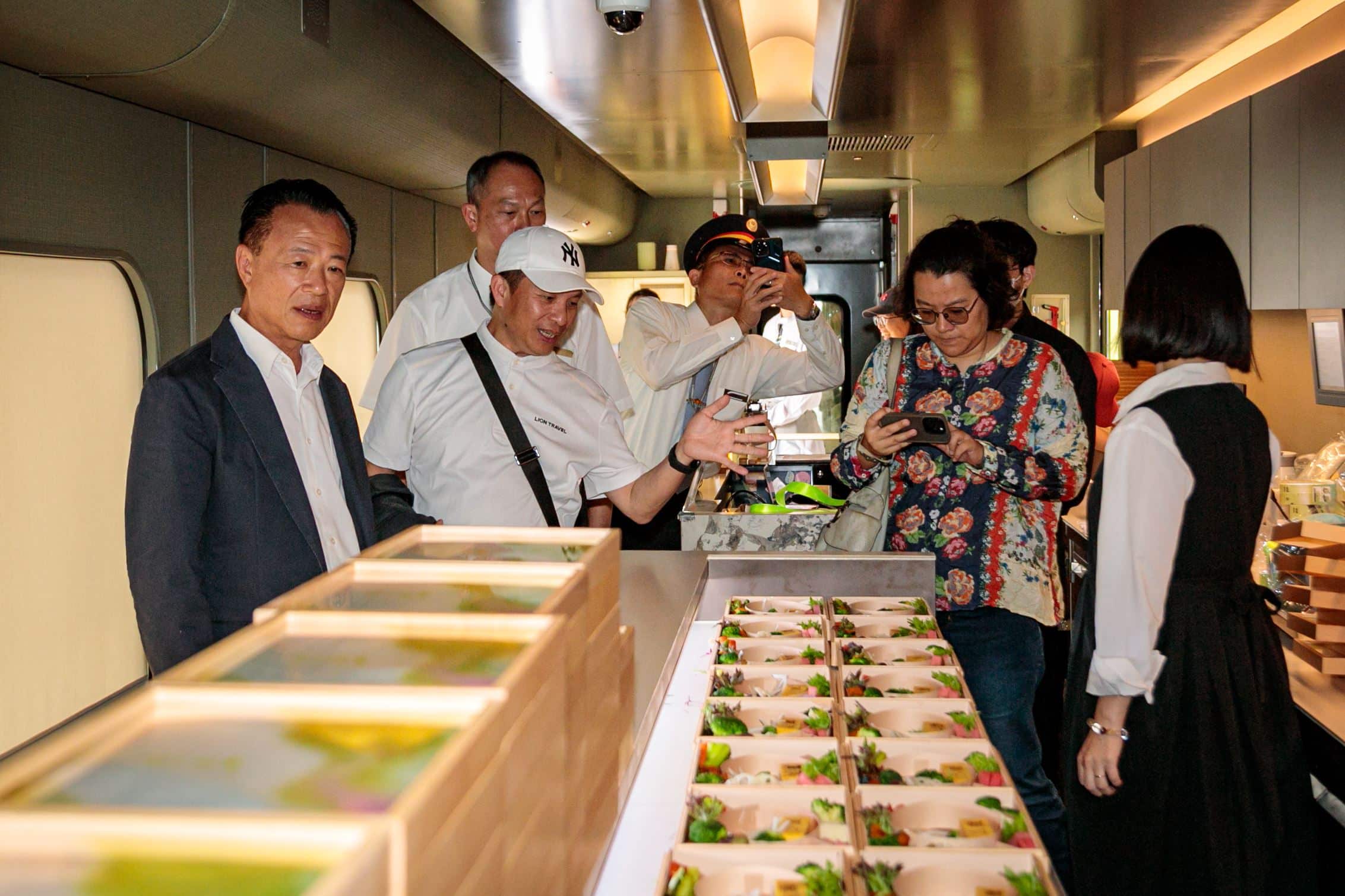 山嵐號首航抵「嘉」 翁章梁迎接首批遊客 山嵐號首航抵「嘉」 翁章梁迎接首批遊客