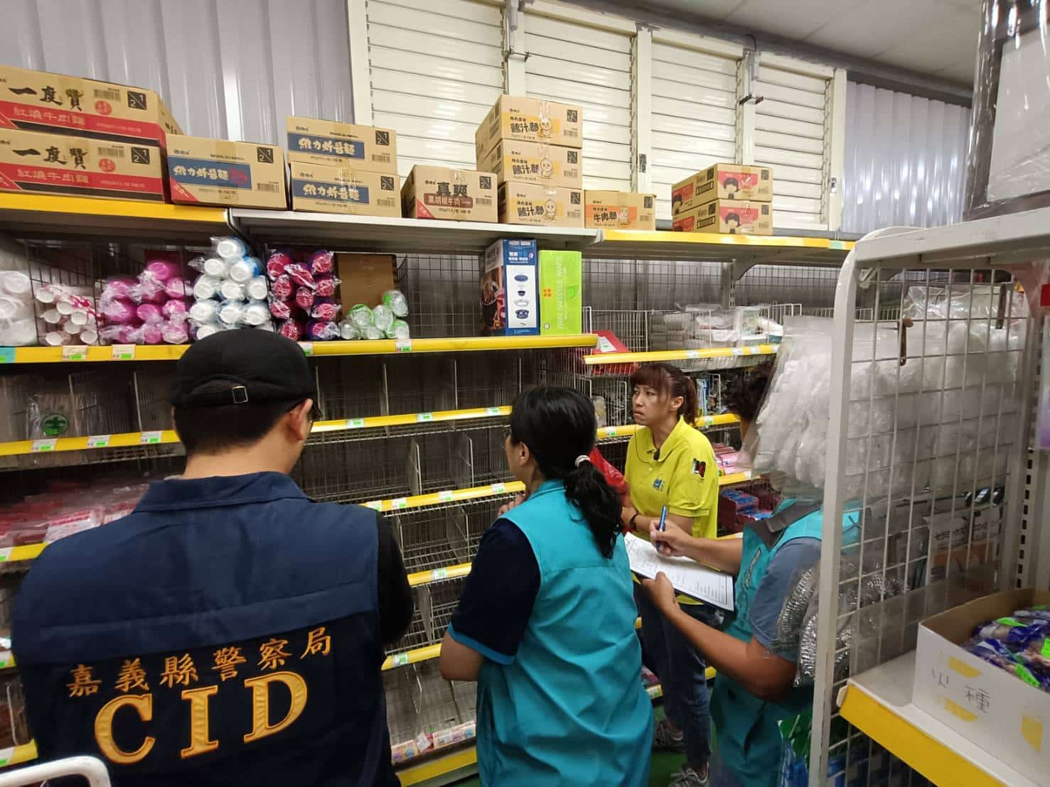 嘉義縣政府連假會同檢調 前往賣場訪查塑膠袋供貨狀況 嘉義縣政府連假會同檢調 前往賣場訪查塑膠袋供貨狀況