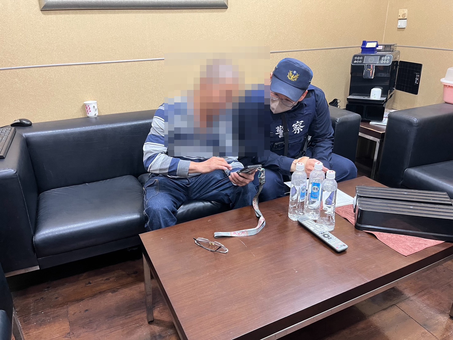 「賣貨便」變詐騙陷阱 七旬翁險失積蓄 警銀聯手阻詐 「賣貨便」變詐騙陷阱 七旬翁險失積蓄 警銀聯手阻詐