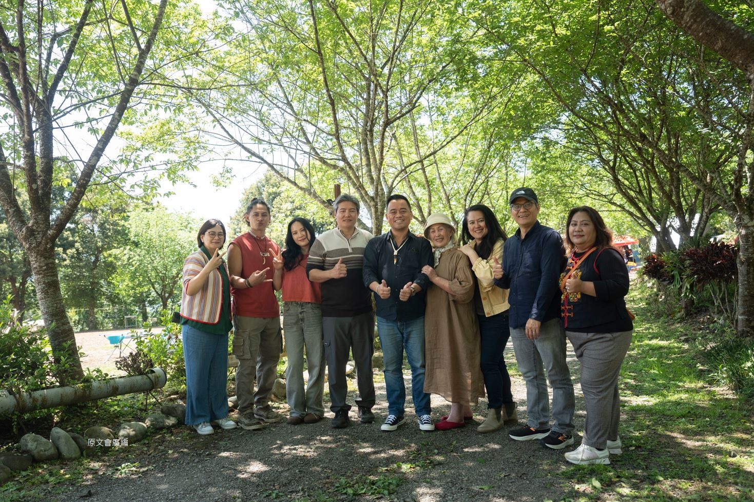 呂薔自爆腳踏兩條船《Sali Maku山上搖滾區》開鏡吐壓力 左起-原視節目部副理Spiqan Bulan余曉萍、Tlow Hayung曾少東、Amuyi呂薔、Wilang Lalin洪金輝、原文會董事長Maraos瑪拉歐斯、Kagaw Piling林詹珍妹、導演Laha Mebow陳潔瑤、原文會執行長Alang‧Galavangang何明輝、原視節目部企畫組組長Vais‧qapulu杜秋鳳。(圖/原民會 提供)