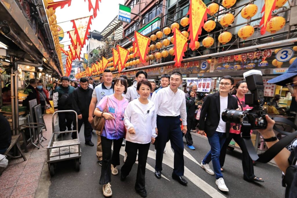 盧秀燕返鄉基隆奠濟宮贈匾 謝國樑陪逛廟口嚐小吃 盧秀燕返鄉基隆奠濟宮贈匾 謝國樑陪逛廟口嚐小吃