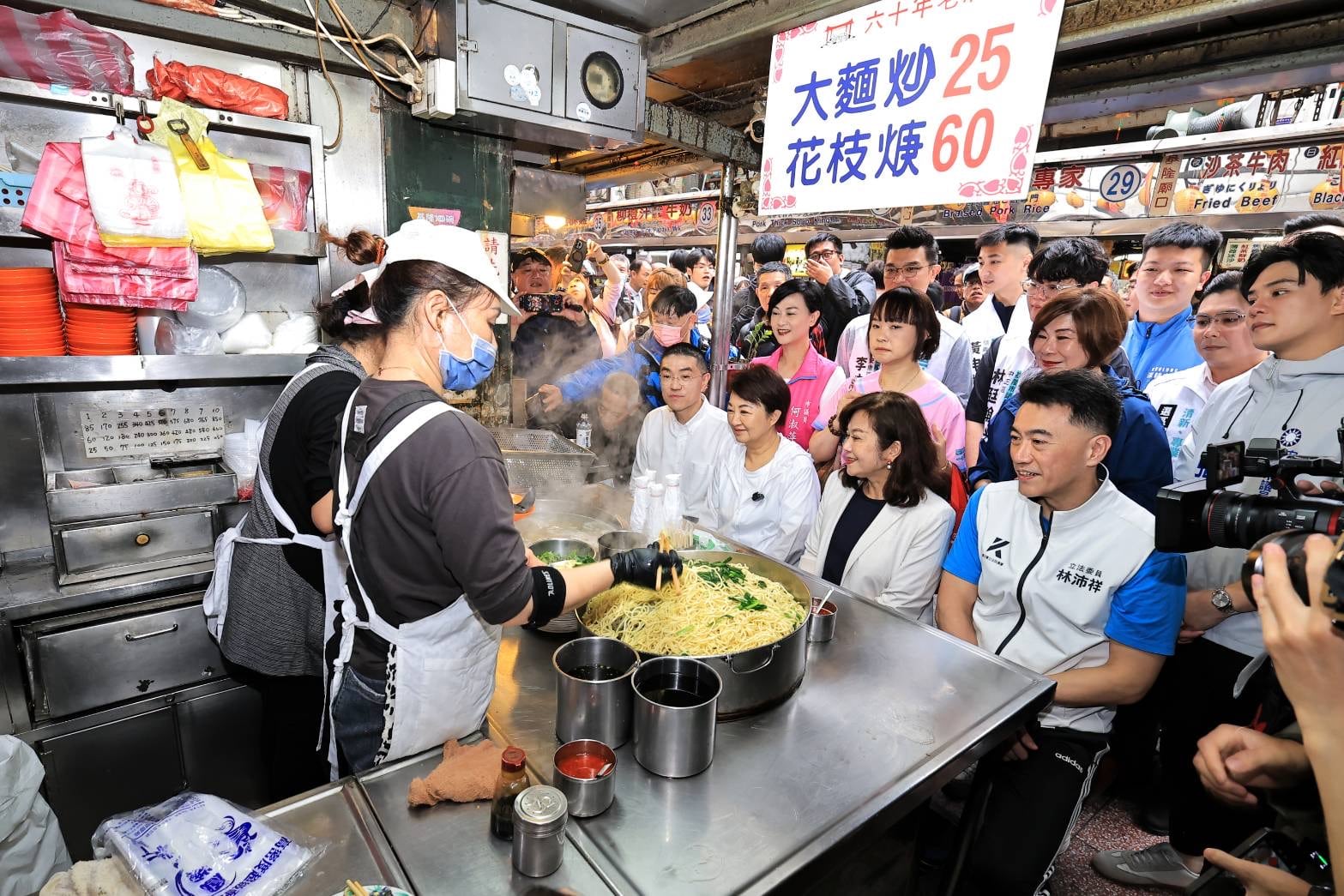 盧秀燕返鄉基隆奠濟宮贈匾 謝國樑陪逛廟口嚐小吃 盧秀燕返鄉基隆奠濟宮贈匾 謝國樑陪逛廟口嚐小吃