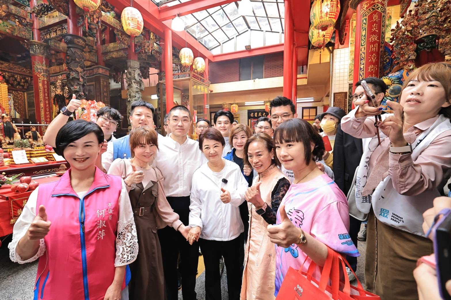 盧秀燕返鄉基隆奠濟宮贈匾 謝國樑陪逛廟口嚐小吃 盧秀燕返鄉基隆奠濟宮贈匾 謝國樑陪逛廟口嚐小吃