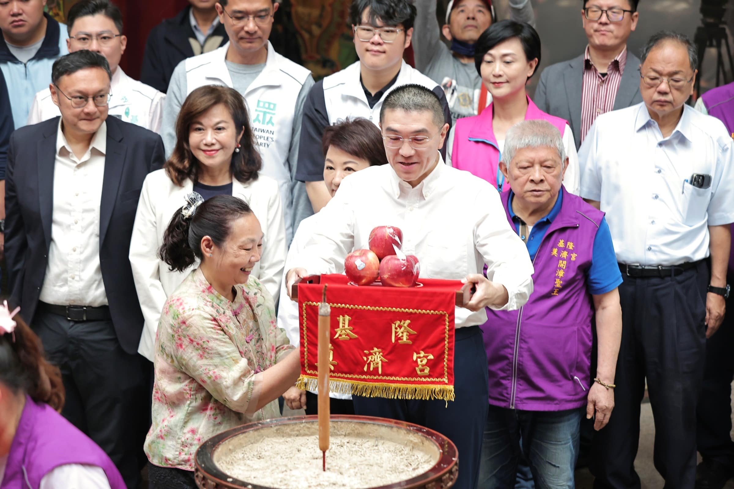 盧秀燕返鄉基隆奠濟宮贈匾 謝國樑陪逛廟口嚐小吃 盧秀燕返鄉基隆奠濟宮贈匾 謝國樑陪逛廟口嚐小吃