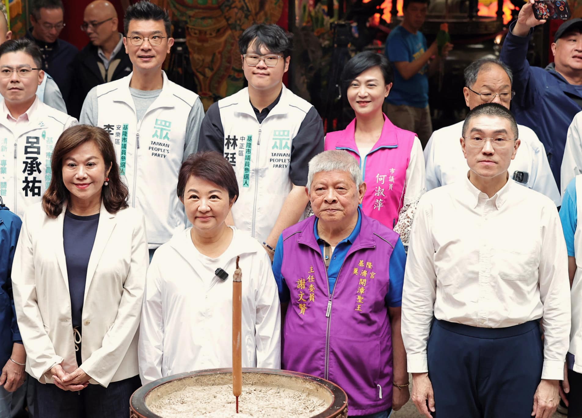 盧秀燕返鄉基隆奠濟宮贈匾 謝國樑陪逛廟口嚐小吃 盧秀燕返鄉基隆奠濟宮贈匾 謝國樑陪逛廟口嚐小吃