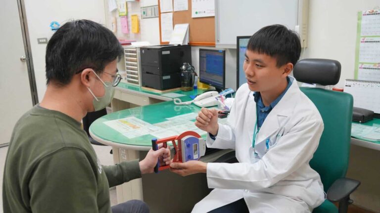 跨越語言的聽診器：許明恩醫師自學移工母語　讓職業傷病不再「有口難言」