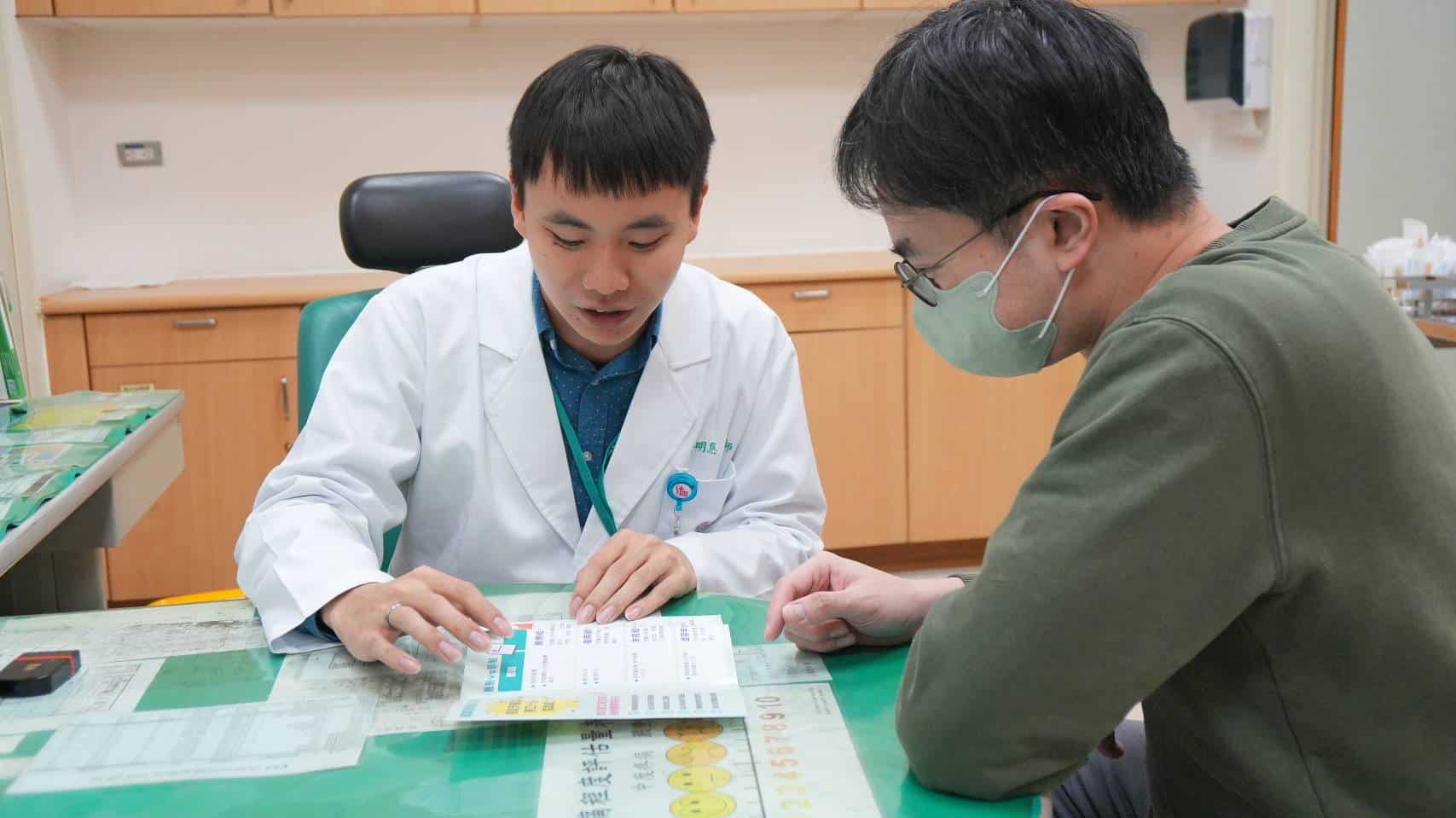 跨越語言的聽診器:許明恩醫師自學移工母語 讓職業傷病不再「有口難言」 跨越語言的聽診器:許明恩醫師自學移工母語 讓職業傷病不再「有口難言」