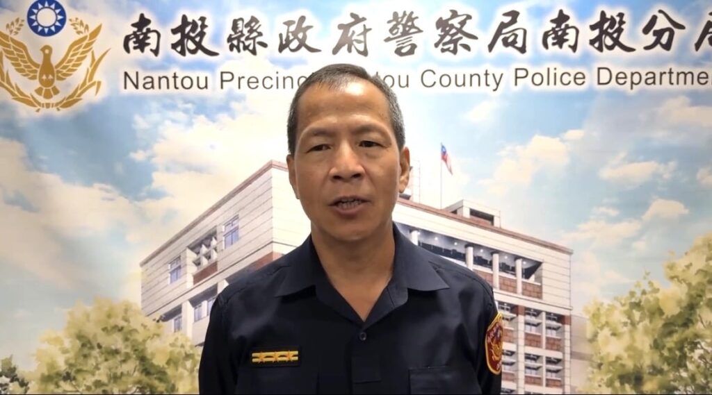 南投市南崗二路發生砂石車與重機車擦撞後 連續撞擊路邊停放之6部自小客車之交通事故 南投市南崗二路發生砂石車與重機車擦撞後 連續撞擊路邊停放之6部自小客車之交通事故