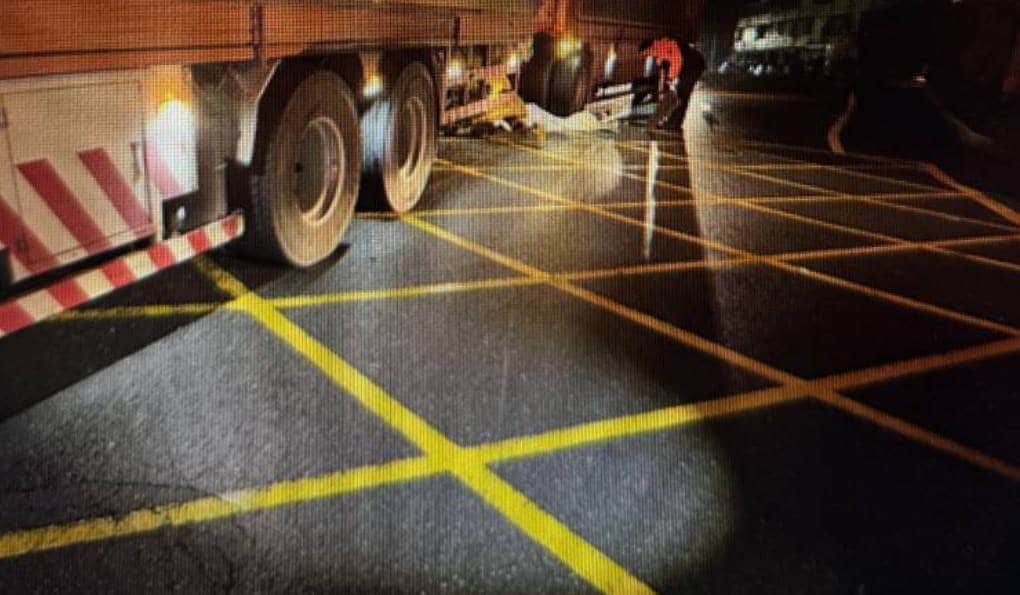 埔里鎮中正路段發生一名女子騎乘重機車不明原因倒地後 遭曳引車輾壓當場死亡之交通事故 埔里鎮中正路段發生一名女子騎乘重機車不明原因倒地後 遭曳引車輾壓當場死亡之交通事故