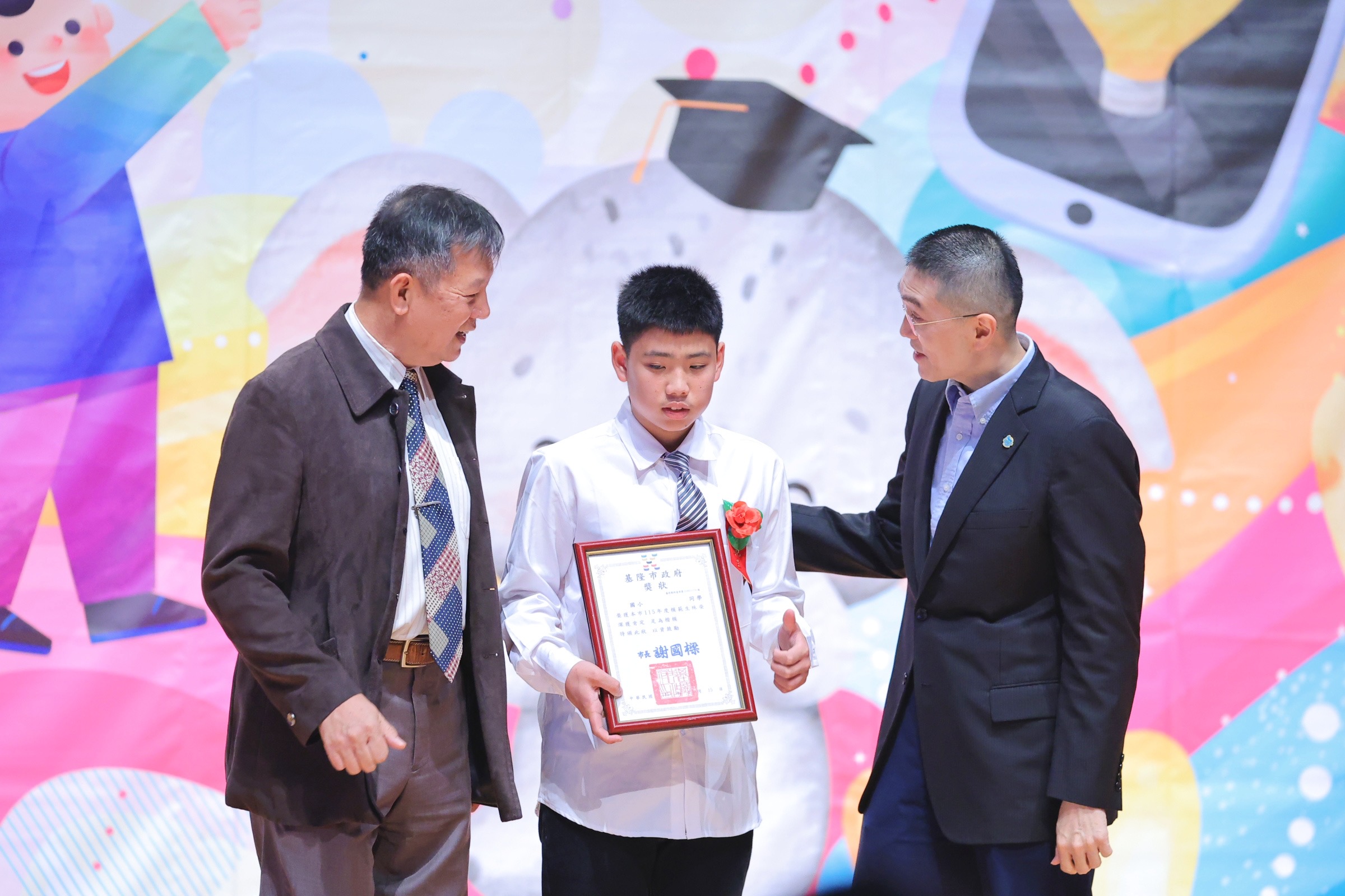 基隆表揚997名模範兒童 謝國樑逐一頒獎肯定五育均衡發展 基隆表揚997名模範兒童 謝國樑逐一頒獎肯定五育均衡發展