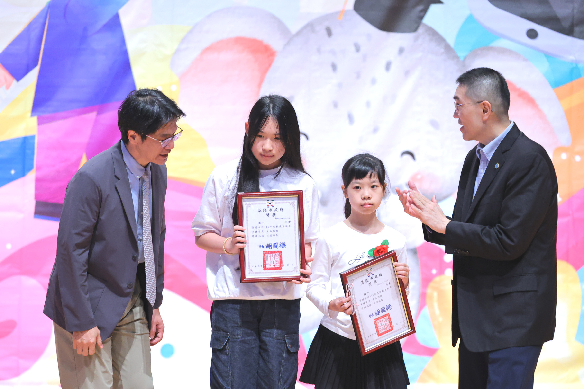 基隆表揚997名模範兒童 謝國樑逐一頒獎肯定五育均衡發展 基隆表揚997名模範兒童 謝國樑逐一頒獎肯定五育均衡發展