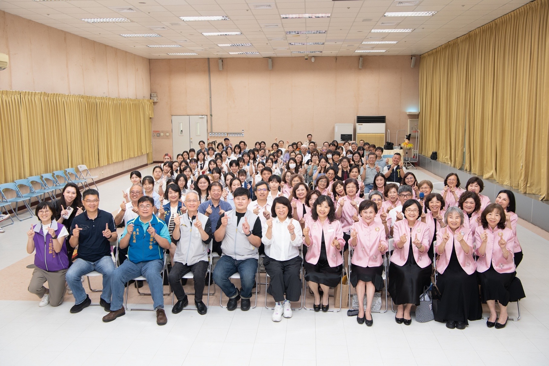 國際崇她嘉義社菁英獎頒獎 黃敏惠勉勵44位獲獎學子勇敢逐夢 國際崇她嘉義社菁英獎頒獎 黃敏惠勉勵44位獲獎學子勇敢逐夢