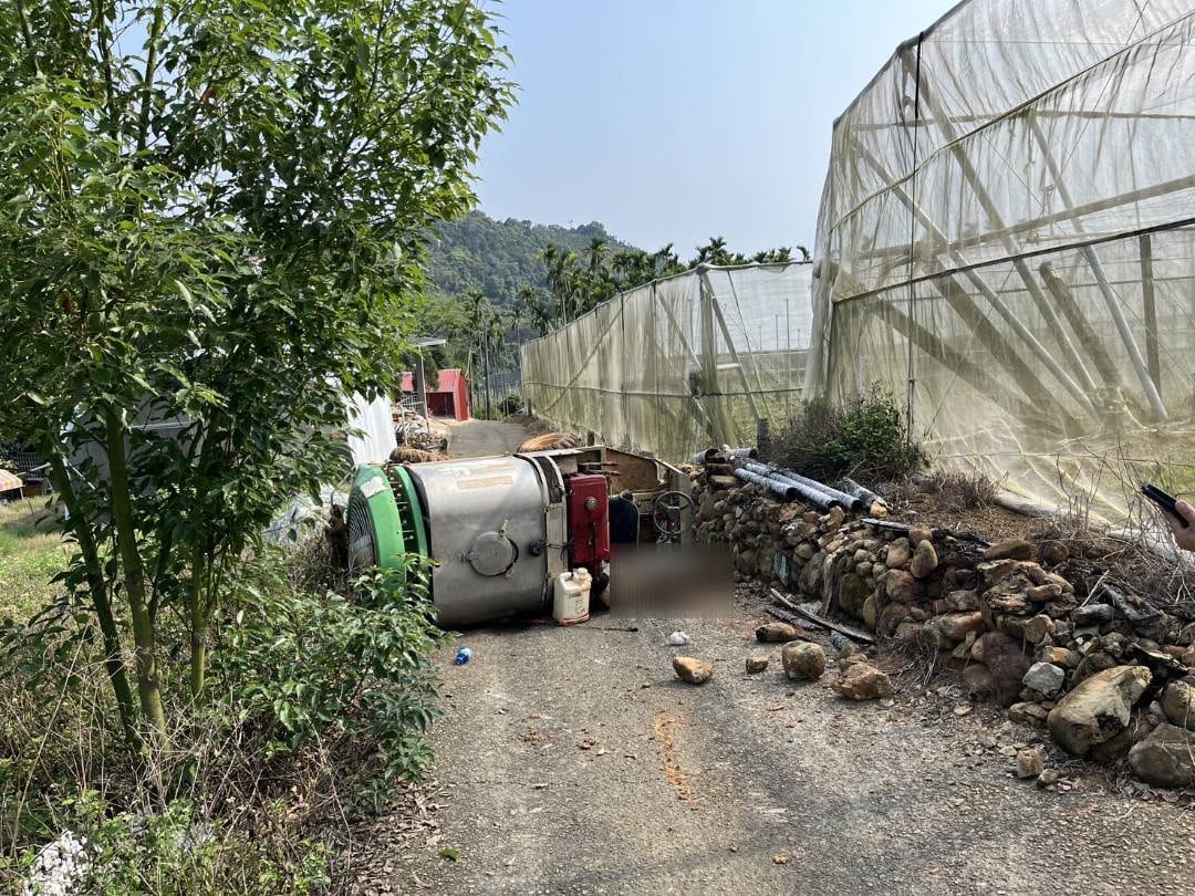 埔里鎮產業道路發生一起農用噴藥車側翻重壓駕駛人致死之交通事故