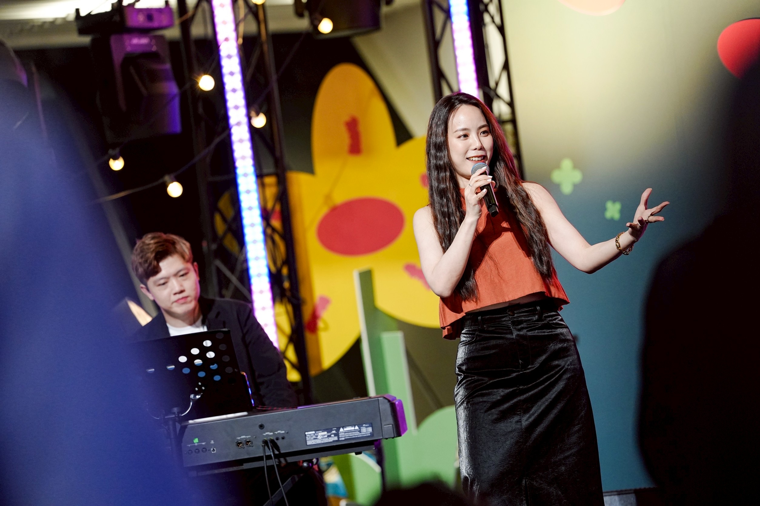 見證爵士樂魅力 「爵對有春」四天湧2萬人潮 不畏春雨共襄盛舉 台、日、韓爵士共演 吸引大批外國及親子樂迷同樂 海風電影院形塑浪漫高流 見證爵士樂魅力 「爵對有春」四天湧2萬人潮 不畏春雨共襄盛舉 台、日、韓爵士共演 吸引大批外國及親子樂迷同樂 海風電影院形塑浪漫高流