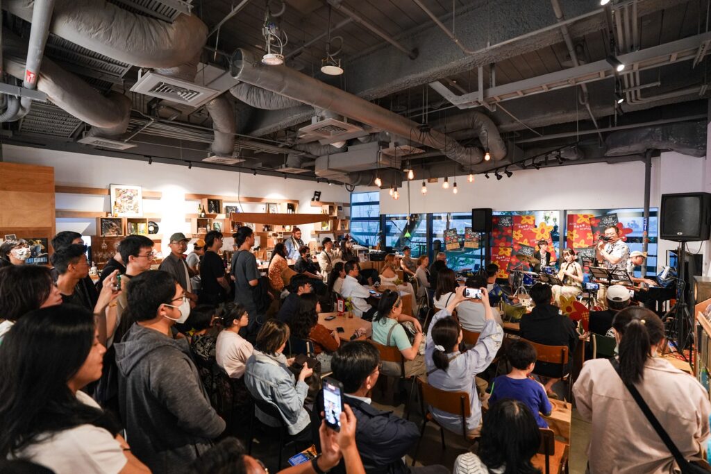 見證爵士樂魅力 「爵對有春」四天湧2萬人潮 不畏春雨共襄盛舉 台、日、韓爵士共演 吸引大批外國及親子樂迷同樂 海風電影院形塑浪漫高流 見證爵士樂魅力 「爵對有春」四天湧2萬人潮 不畏春雨共襄盛舉 台、日、韓爵士共演 吸引大批外國及親子樂迷同樂 海風電影院形塑浪漫高流