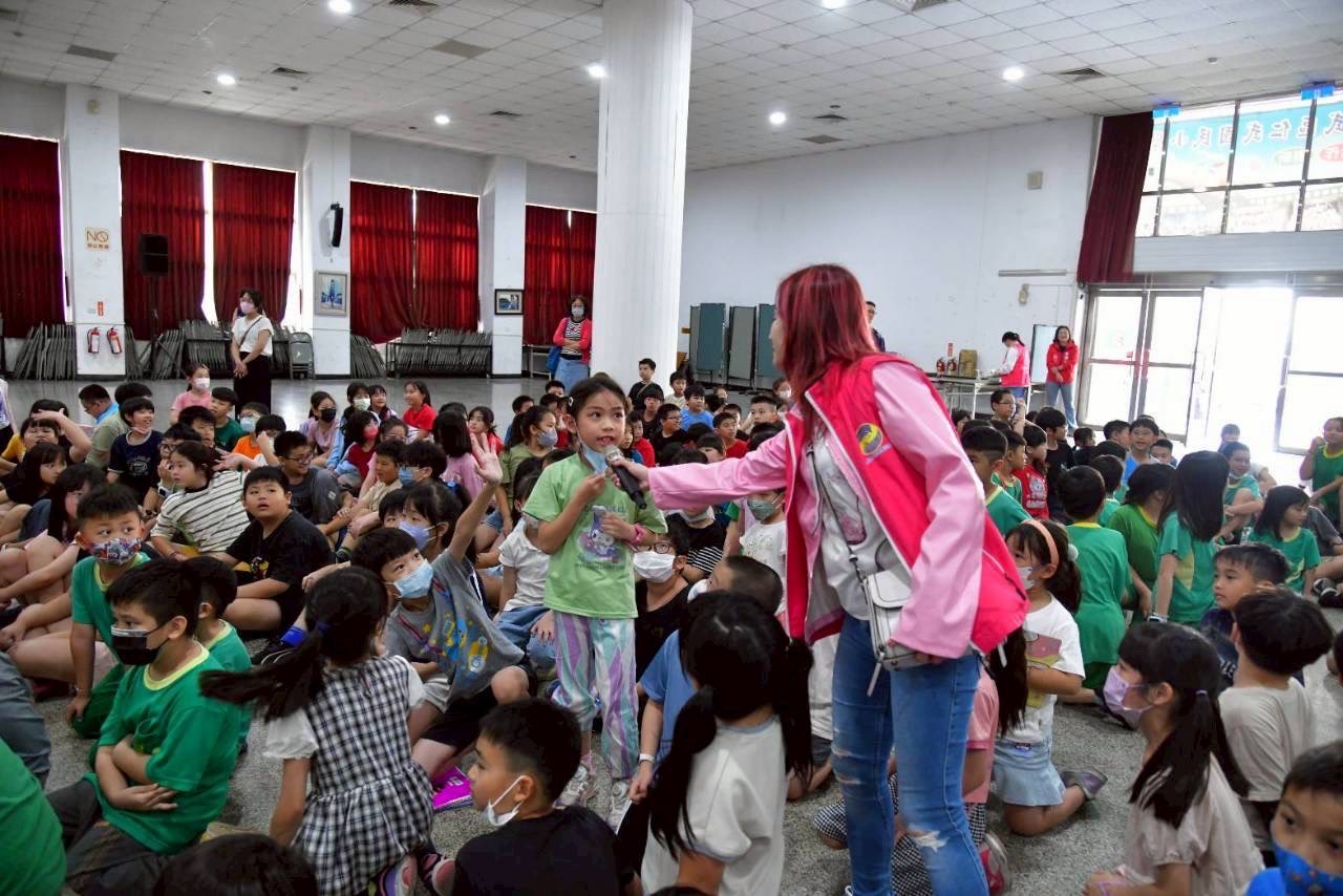 《鬼毒殺隊》出動! 反毒劇場前進仁武國小 孩子笑著看戲,也把「拒毒」記進心裡 《鬼毒殺隊》出動! 反毒劇場前進仁武國小 孩子笑著看戲,也把「拒毒」記進心裡