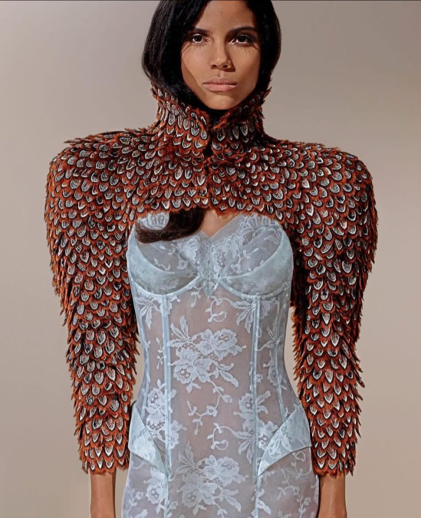 《麥昆回魂》 當羽毛再次展開。 時裝忽然變得有生命 《麥昆回魂》 當羽毛再次展開。 時裝忽然變得有生命