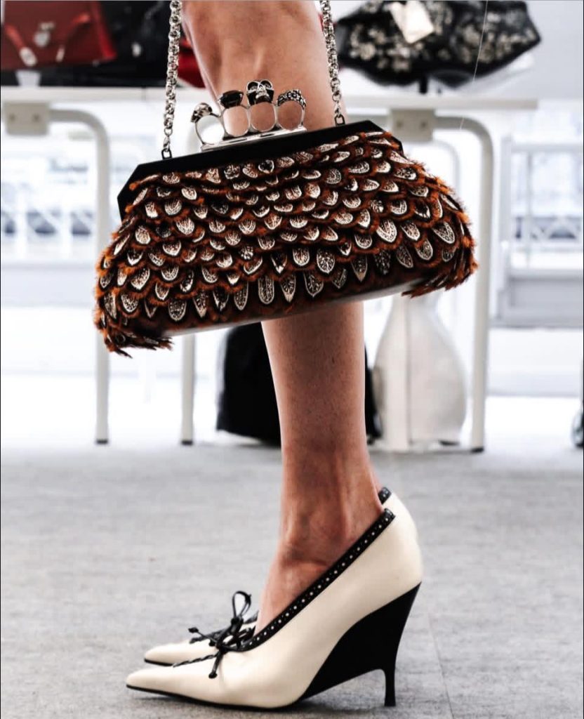 《麥昆回魂》 當羽毛再次展開。 時裝忽然變得有生命 《麥昆回魂》 當羽毛再次展開。 時裝忽然變得有生命