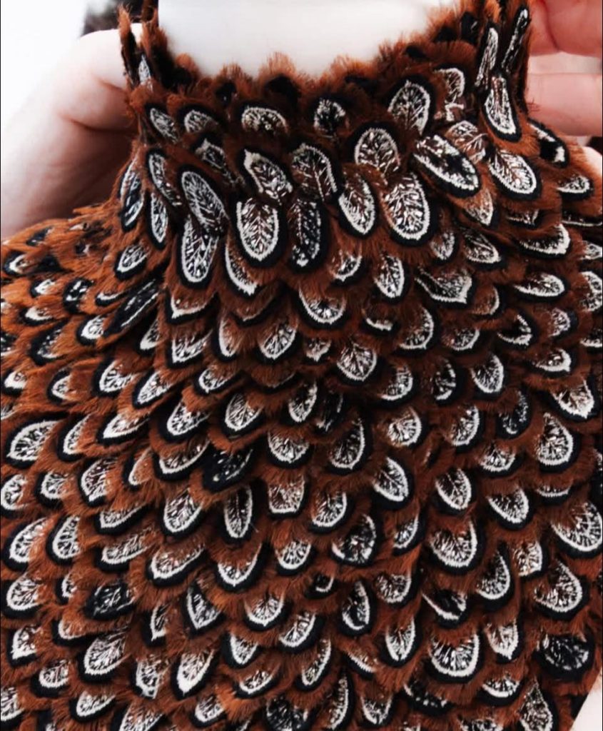 《麥昆回魂》 當羽毛再次展開。 時裝忽然變得有生命 《麥昆回魂》 當羽毛再次展開。 時裝忽然變得有生命