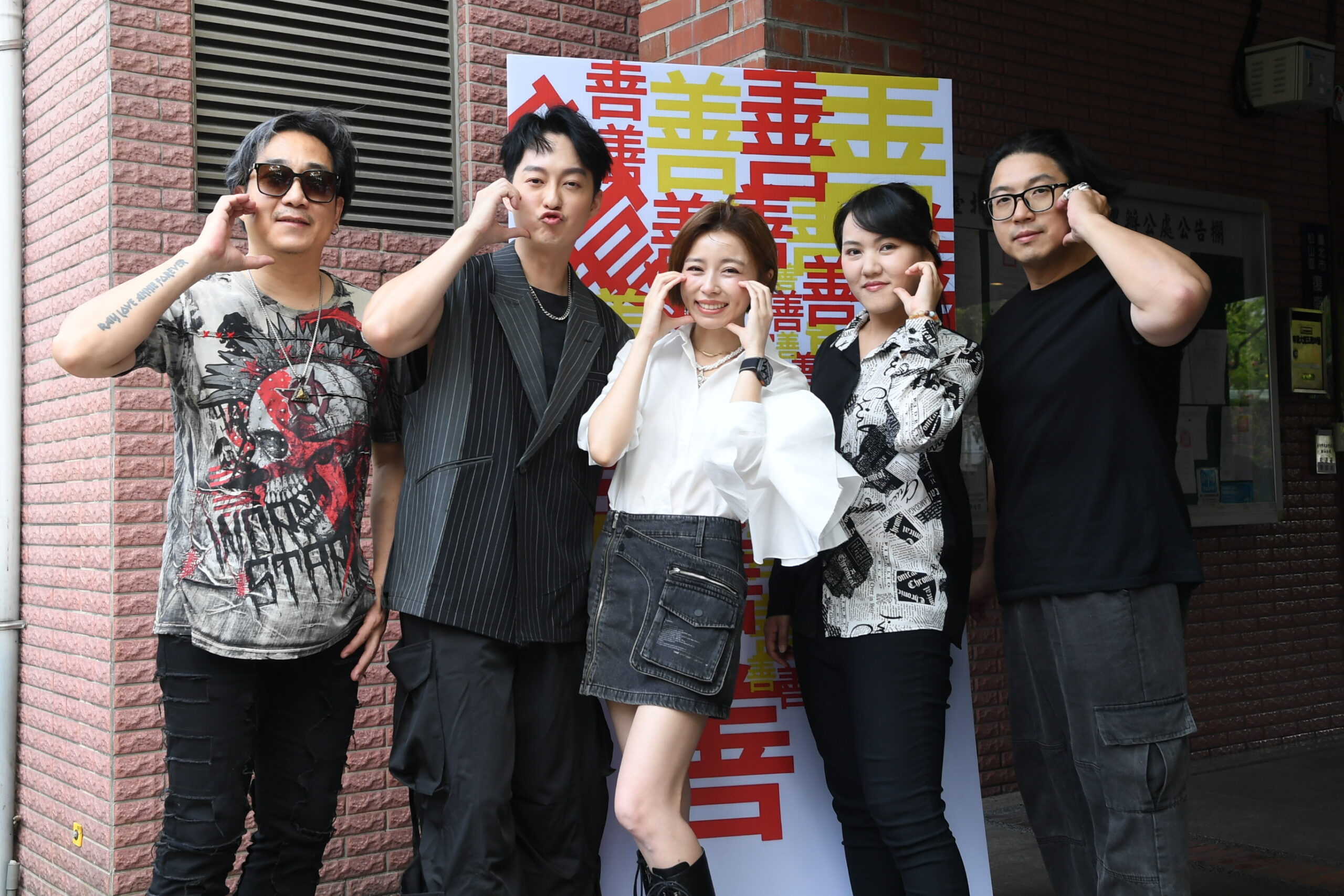 王瞳攜「霸氣樂團」接棒蕭薔做公益 百位正妹網紅齊聚「以流量行善」 跨界合作 王瞳攜「霸氣樂團」接棒蕭薔做公益 百位正妹網紅齊聚「以流量行善」 跨界合作