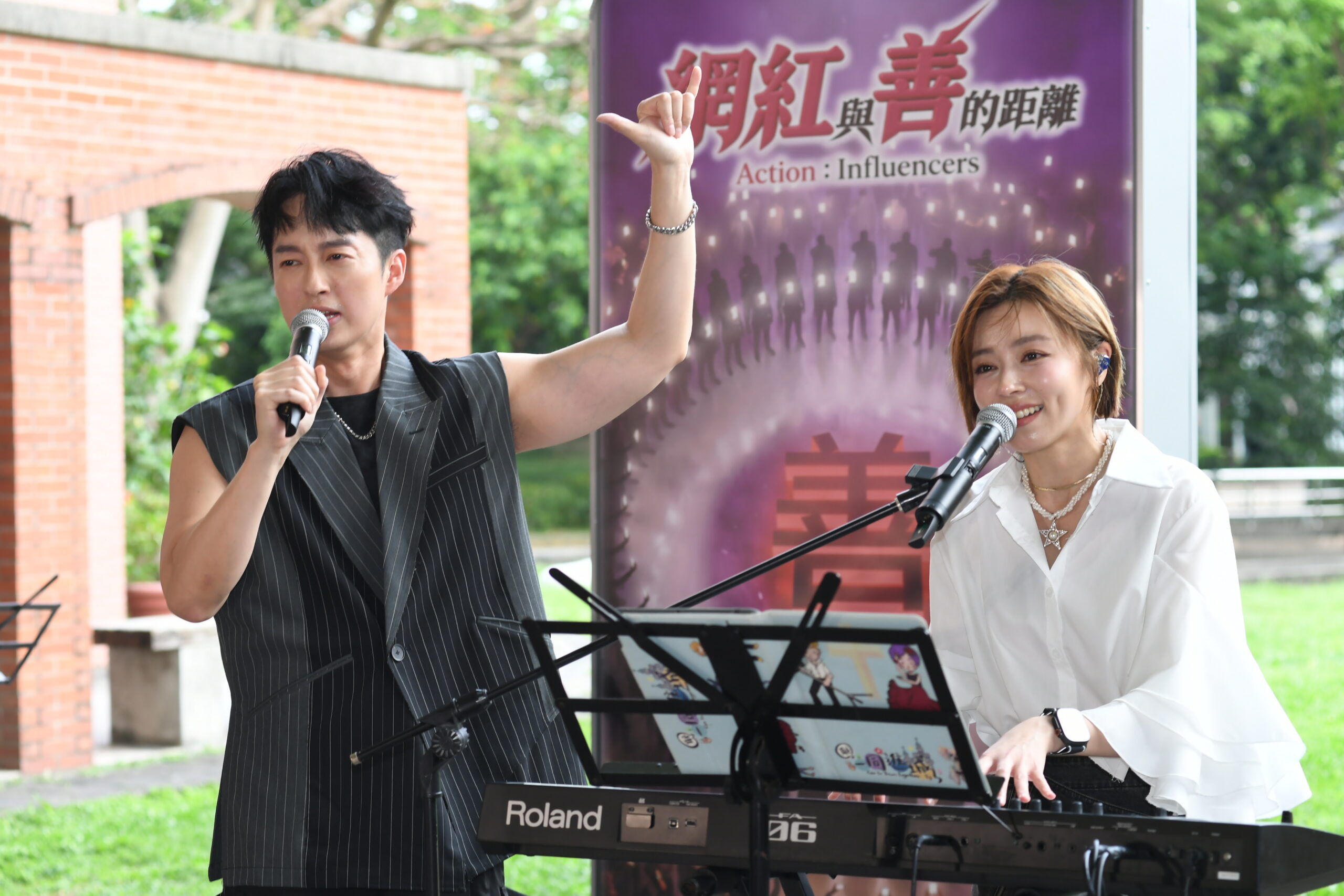 王瞳攜「霸氣樂團」接棒蕭薔做公益 百位正妹網紅齊聚「以流量行善」 跨界合作 王瞳攜「霸氣樂團」接棒蕭薔做公益 百位正妹網紅齊聚「以流量行善」 跨界合作