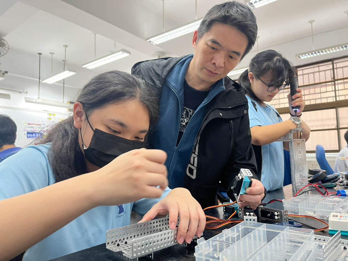 基隆商工全國技能競賽北區奪多獎 跨校培育正濱國中摘銀 基隆商工全國技能競賽北區奪多獎 跨校培育正濱國中摘銀