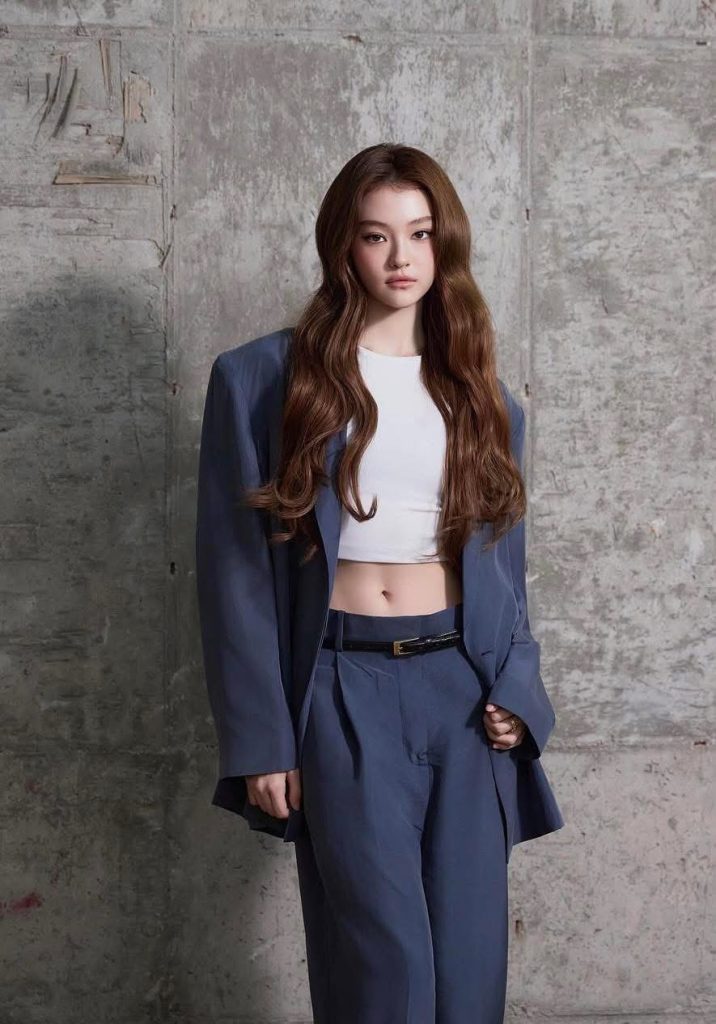 新星 ELLA 閃耀首爾,MEOVV 成員 COS 時尚秀 成為全場焦點 新星 ELLA 閃耀首爾,MEOVV 成員 COS 時尚秀 成為全場焦點