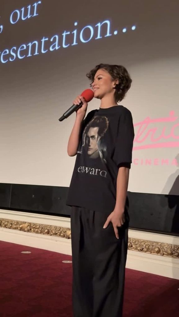 影壇驚喜!Zendaya 身穿《暮光之城》Tee 現身倫敦謝票 影壇驚喜!Zendaya 身穿《暮光之城》Tee 現身倫敦謝票