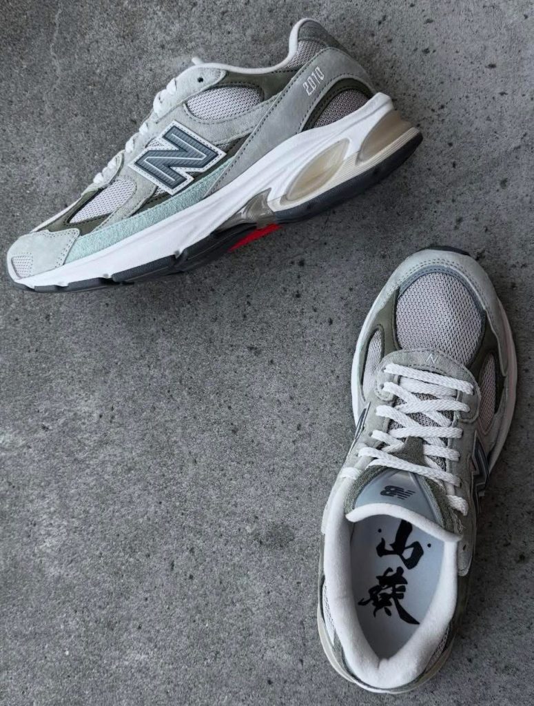 atmos聯手NB重塑經典!ABZORB 2010「芥末」配色於Grey Days驚豔登場 atmos聯手NB重塑經典!ABZORB 2010「芥末」配色於Grey Days驚豔登場