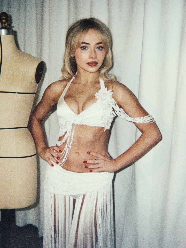 Sabrina Carpenter閃耀Coachella舞台,復古Dior訂製服詮釋好萊塢黃金時代魅力 Sabrina Carpenter閃耀Coachella舞台,復古Dior訂製服詮釋好萊塢黃金時代魅力