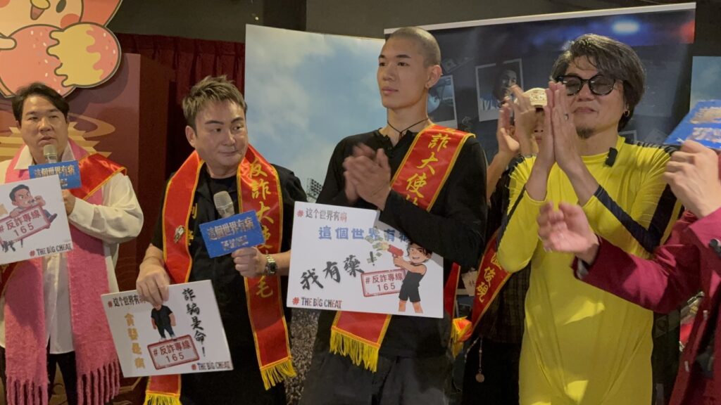 從喜劇變「現代解藥」!《這個世界有病》首映爆滿 刑事局頒獎背書 18 S 241655834