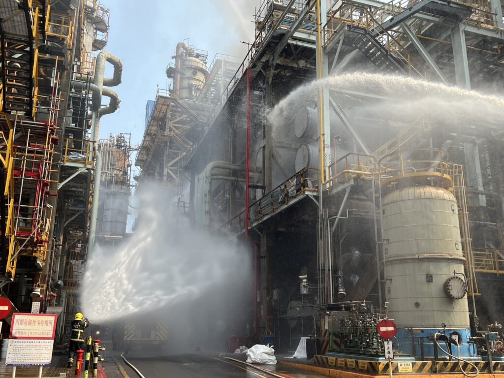 中油大林煉油廠火警 疑槽體洩漏燃燒重油濃煙密佈 中油大林煉油廠火警 疑槽體洩漏燃燒重油濃煙密佈