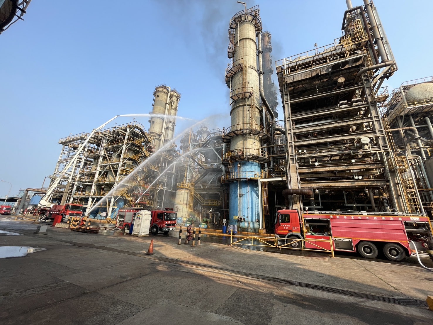 中油大林煉油廠火警 疑槽體洩漏燃燒重油濃煙密佈 高雄市中油大林煉油廠今(3)日下午發生槽體洩漏燃燒重油火警。