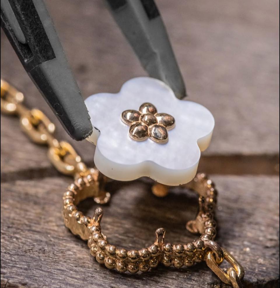 《花下、指尖;枝上、春風》 Van Cleef & Arpels 春日幸運寓言 《花下、指尖;枝上、春風》 Van Cleef & Arpels 春日幸運寓言