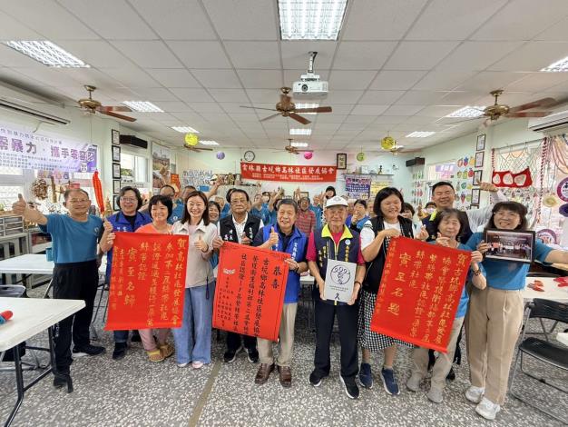 斗南新光社區及古坑高林社區性別暴力防治展現佳績 榮獲衛福部 1朵紫絲帶認證 社會處長林文志代表張縣長到古坑高林社區貼紅榜祝賀