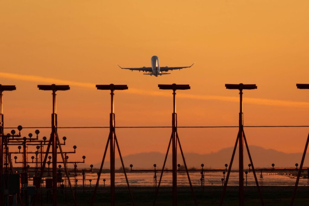油價飆升侵蝕獲利 航空股EPS恐遭壓縮近1元 油價飆升侵蝕獲利 航空股EPS恐遭壓縮近1元