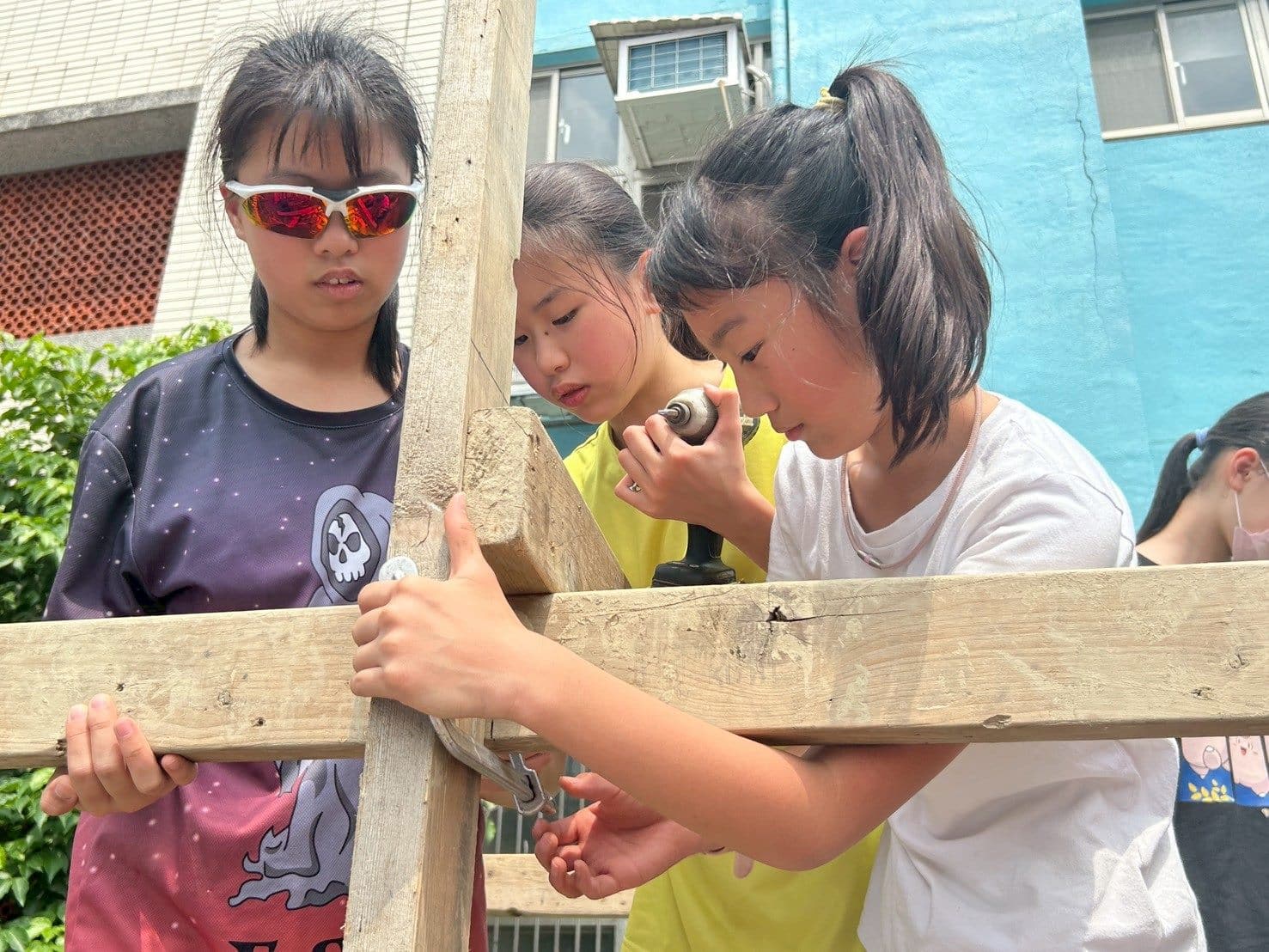 從喊熱到行動 市大附小學生打造涼感樹屋為校園降溫 從喊熱到行動 市大附小學生打造涼感樹屋為校園降溫