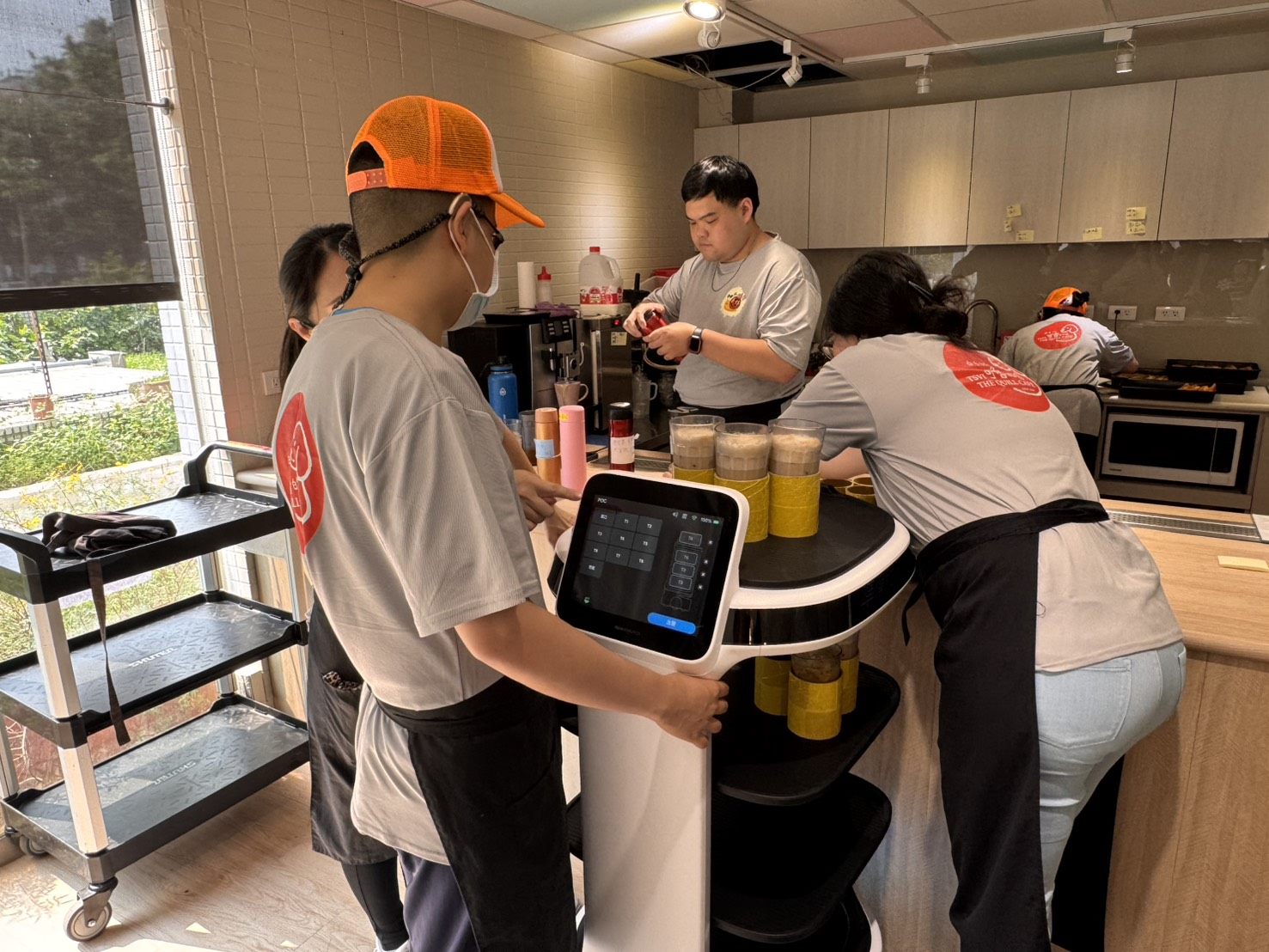 AI走進校園!送餐機器人 servi+ 進駐臺北啟明學校 開啟智慧無障礙學習新篇章 AI走進校園!送餐機器人 servi+ 進駐臺北啟明學校 開啟智慧無障礙學習新篇章