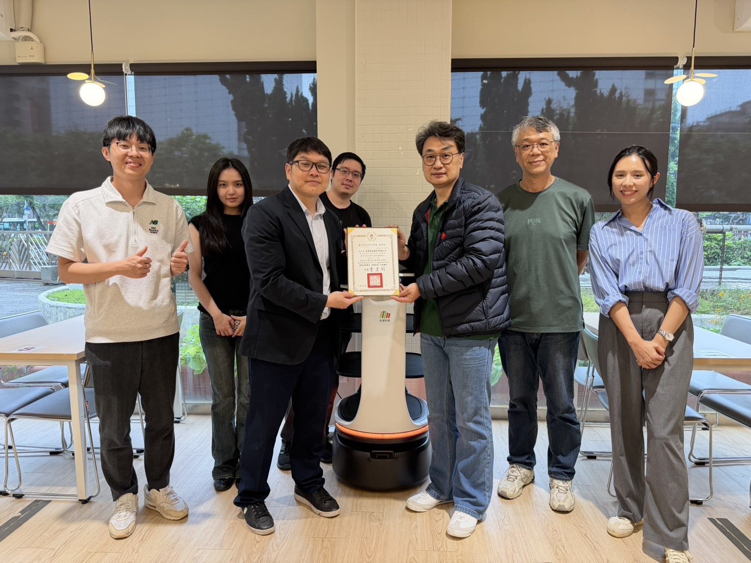 AI走進校園!送餐機器人 servi+ 進駐臺北啟明學校 開啟智慧無障礙學習新篇章 AI走進校園!送餐機器人 servi+ 進駐臺北啟明學校 開啟智慧無障礙學習新篇章