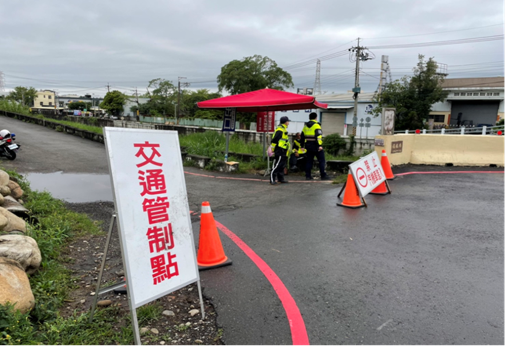 「清明4天連假」 警彈性交管疏導國道與公墓車流 「清明4天連假」 警彈性交管疏導國道與公墓車流