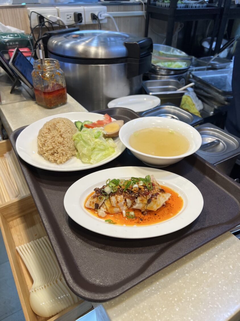 限時兩天搶翻!中崙市場「買100送100」再加碼現金回饋 年度最狂優惠吸人潮 市場二樓則集結各式人氣小吃與熟食,成為不少饕客心中的「隱藏版美食天堂」。(記者徐煜勝翻攝)