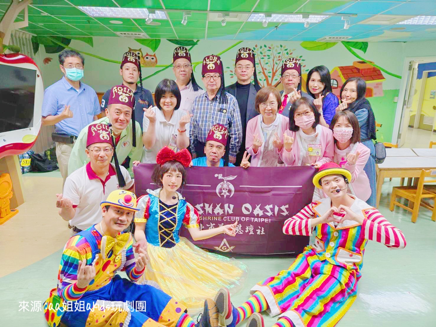 兒童節最暖畫面!「QQ姐姐率劇團進台北榮總」為病童帶來希望與笑聲 QQ姐姐Qkids玩劇團與台北市美生慈壇社及醫護人員合影留念,共同見證以藝術陪伴傳遞關懷與希望的溫暖時刻。(圖/QQ姐姐Qkids玩劇團提供)
