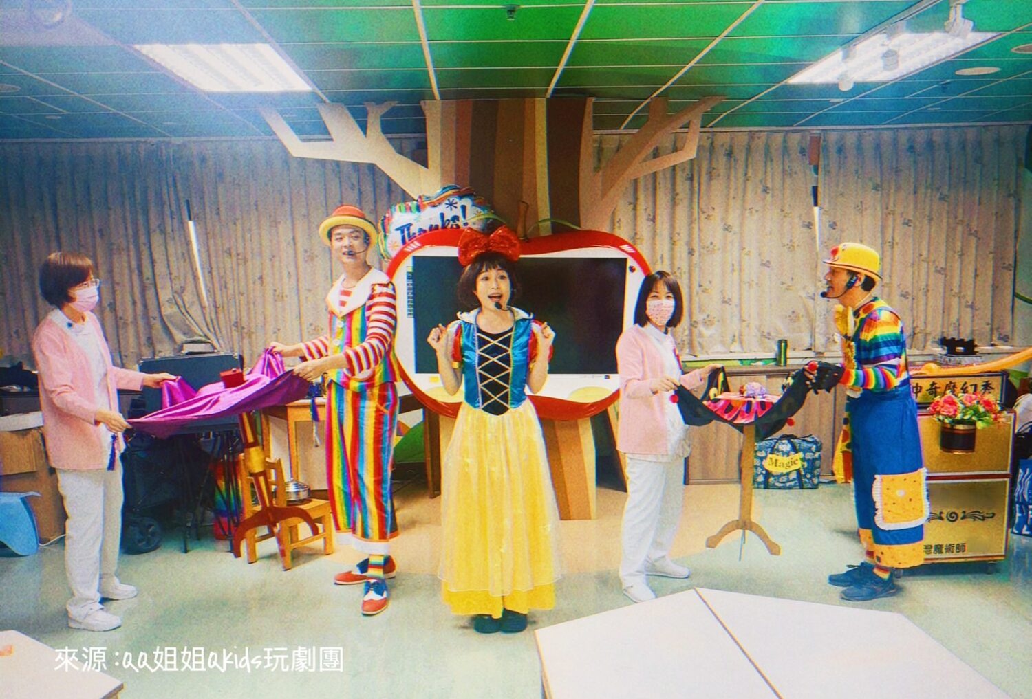 兒童節最暖畫面!「QQ姐姐率劇團進台北榮總」為病童帶來希望與笑聲 QQ姐姐Qkids玩劇團走進醫療場域演出,結合魔術、戲劇與互動橋段,讓病童在治療期間也能感受兒童節的歡樂氣氛。(圖/QQ姐姐Qkids玩劇團提供)
